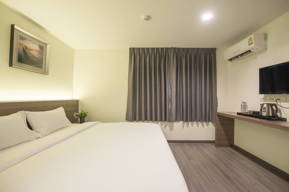 Deluxe King | Escritorio, cortinas opacas, wifi gratis y ropa de cama