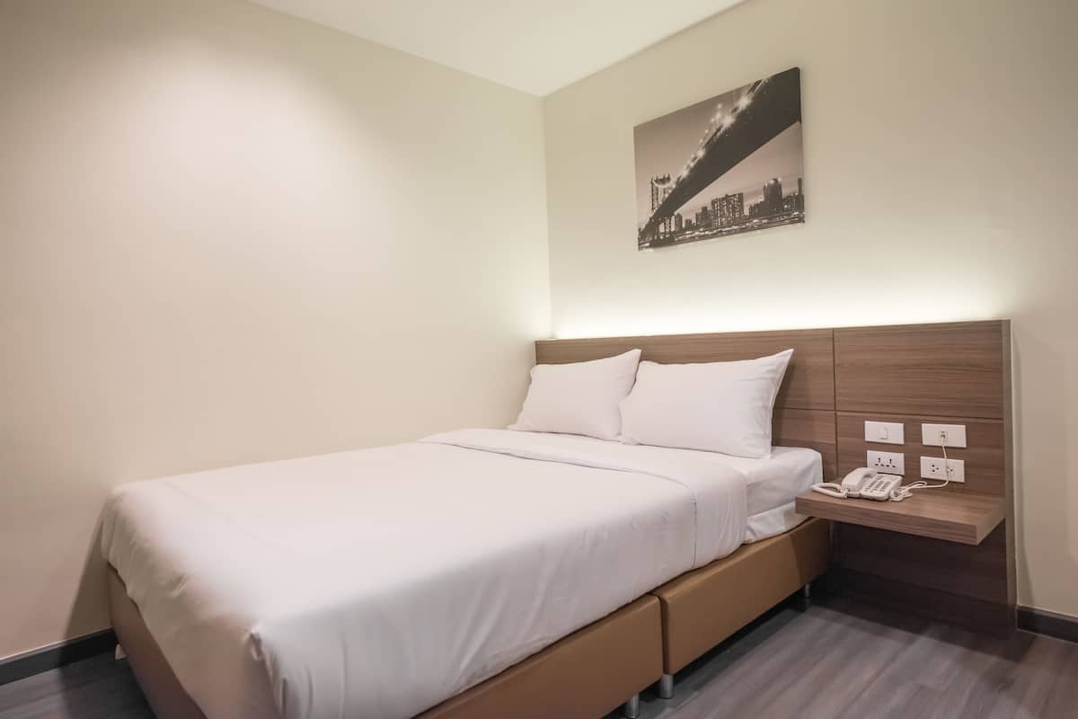 Superior Queen No Window | Escritorio, cortinas opacas, wifi gratis y ropa de cama