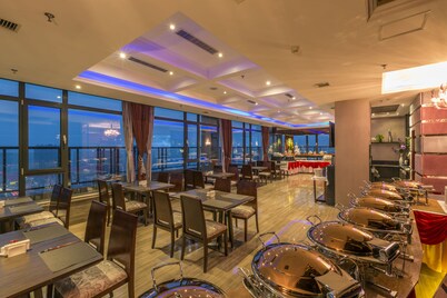 Jinjiang Peninsula Seasons Hotel