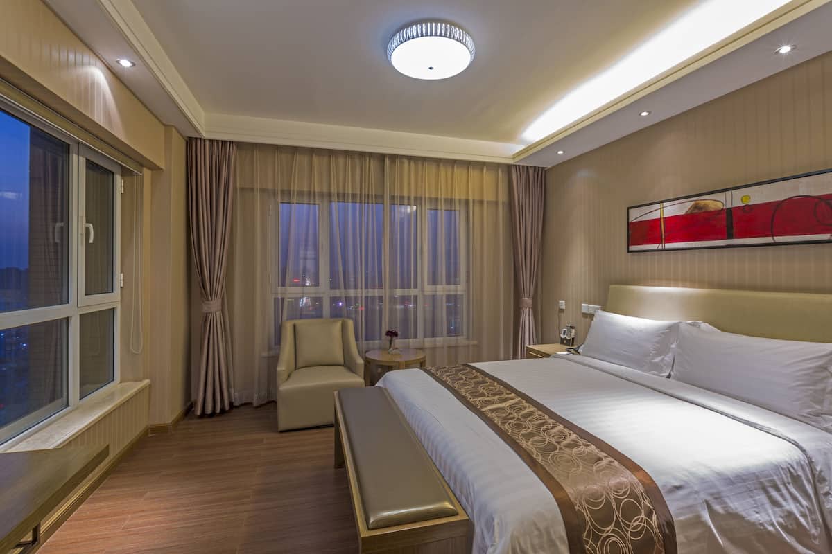 Suite Deluks, 3 kamar tidur | Seprai premium, minibar, brankas, dan meja kerja