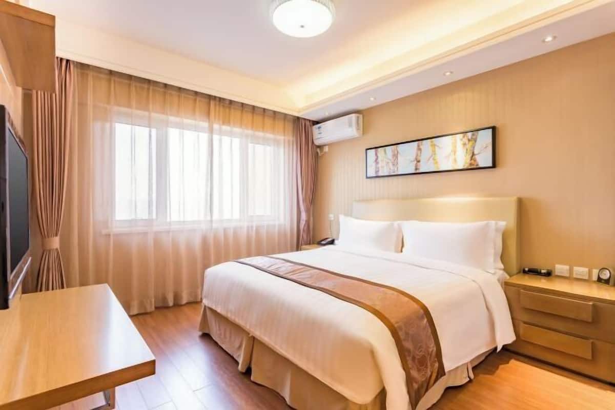 Seprai premium, minibar, brankas, dan meja kerja