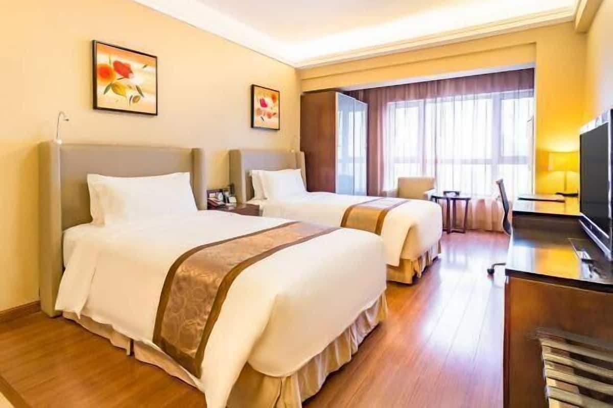 Seprai premium, minibar, brankas, dan meja kerja