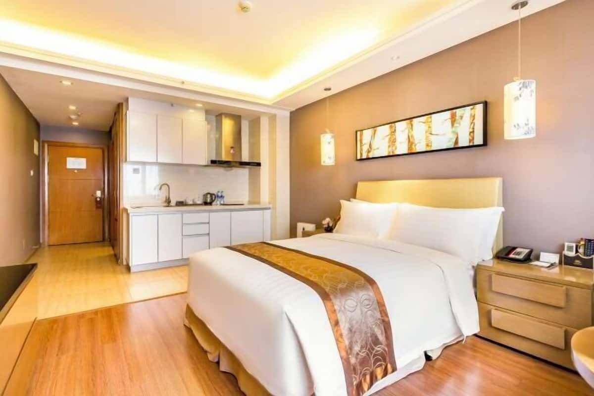 Seprai premium, minibar, brankas, dan meja kerja