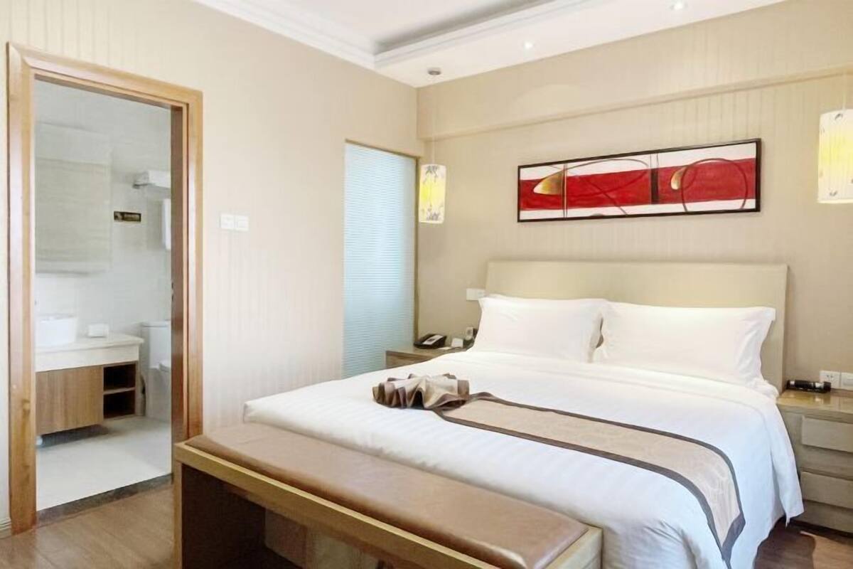 Hochwertige Bettwaren, Minibar, Zimmersafe, Schreibtisch