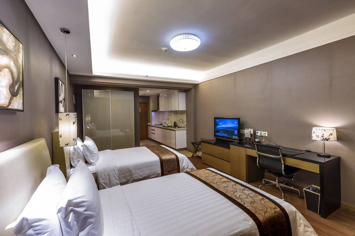 Kamar Double Bisnis | Seprai premium, minibar, brankas, dan meja kerja