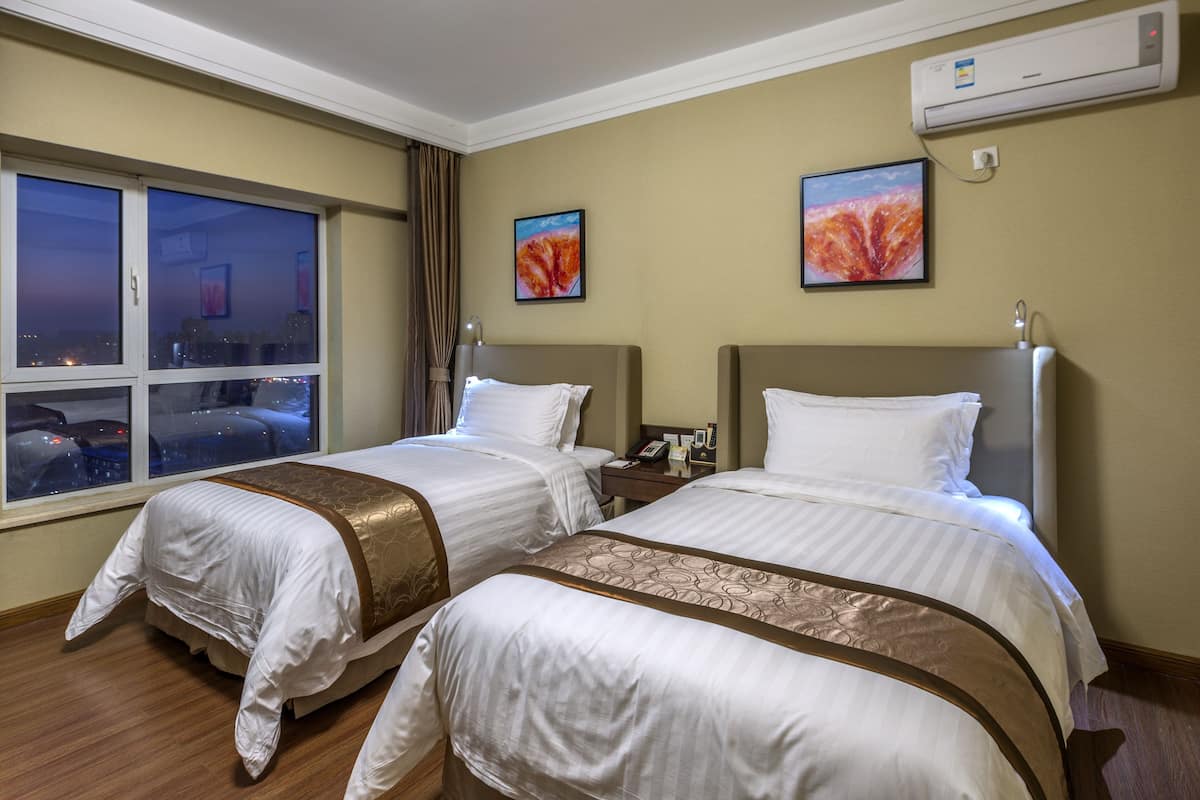 Kamar Twin Bisnis | Seprai premium, minibar, brankas, dan meja kerja