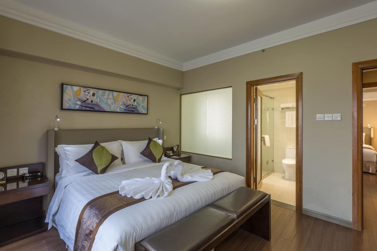 Suite Deluks, 2 kamar tidur | Seprai premium, minibar, brankas, dan meja kerja