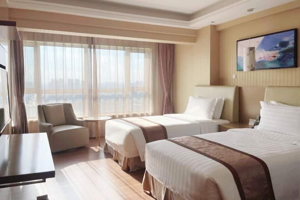 Hochwertige Bettwaren, Minibar, Zimmersafe, Schreibtisch