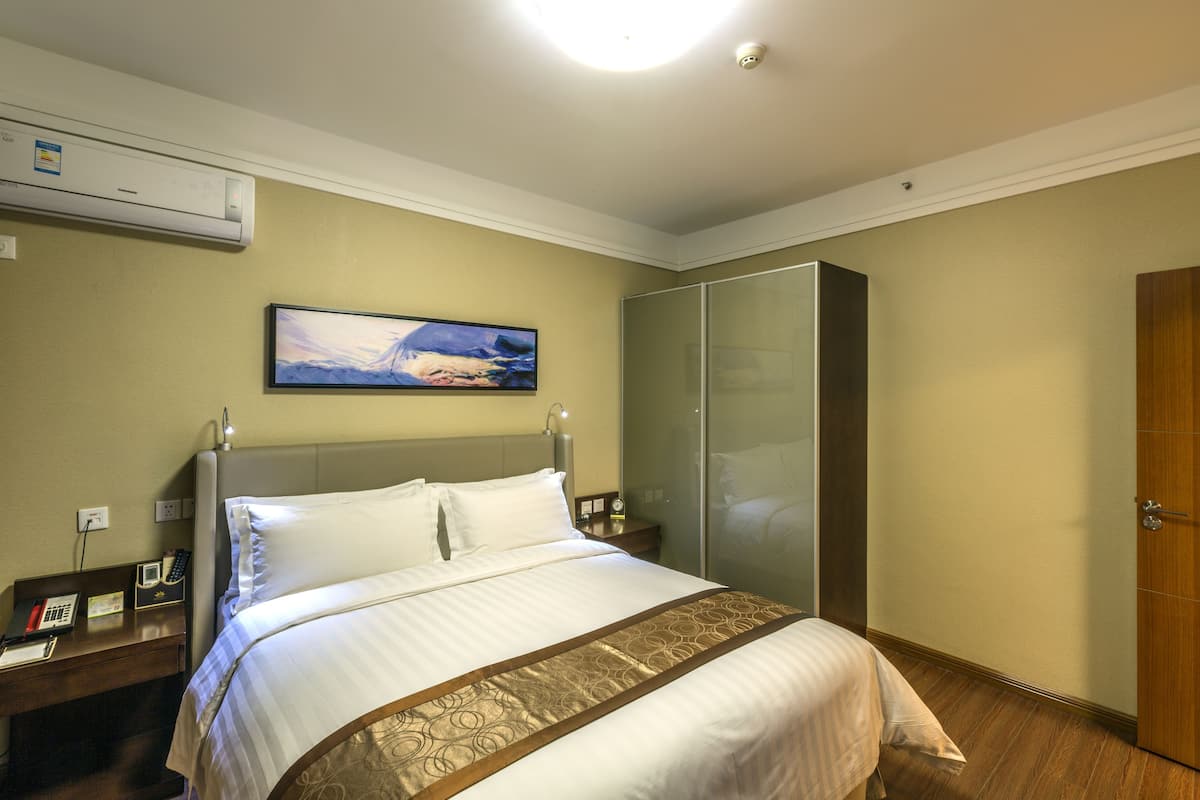Suite Deluks, 1 kamar tidur | Seprai premium, minibar, brankas, dan meja kerja