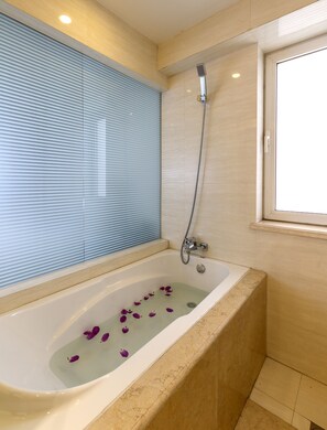 Suite Deluxe, 2 camere da letto | Bagno | Set di cortesia gratuito, asciugacapelli, accappatoio, pantofole