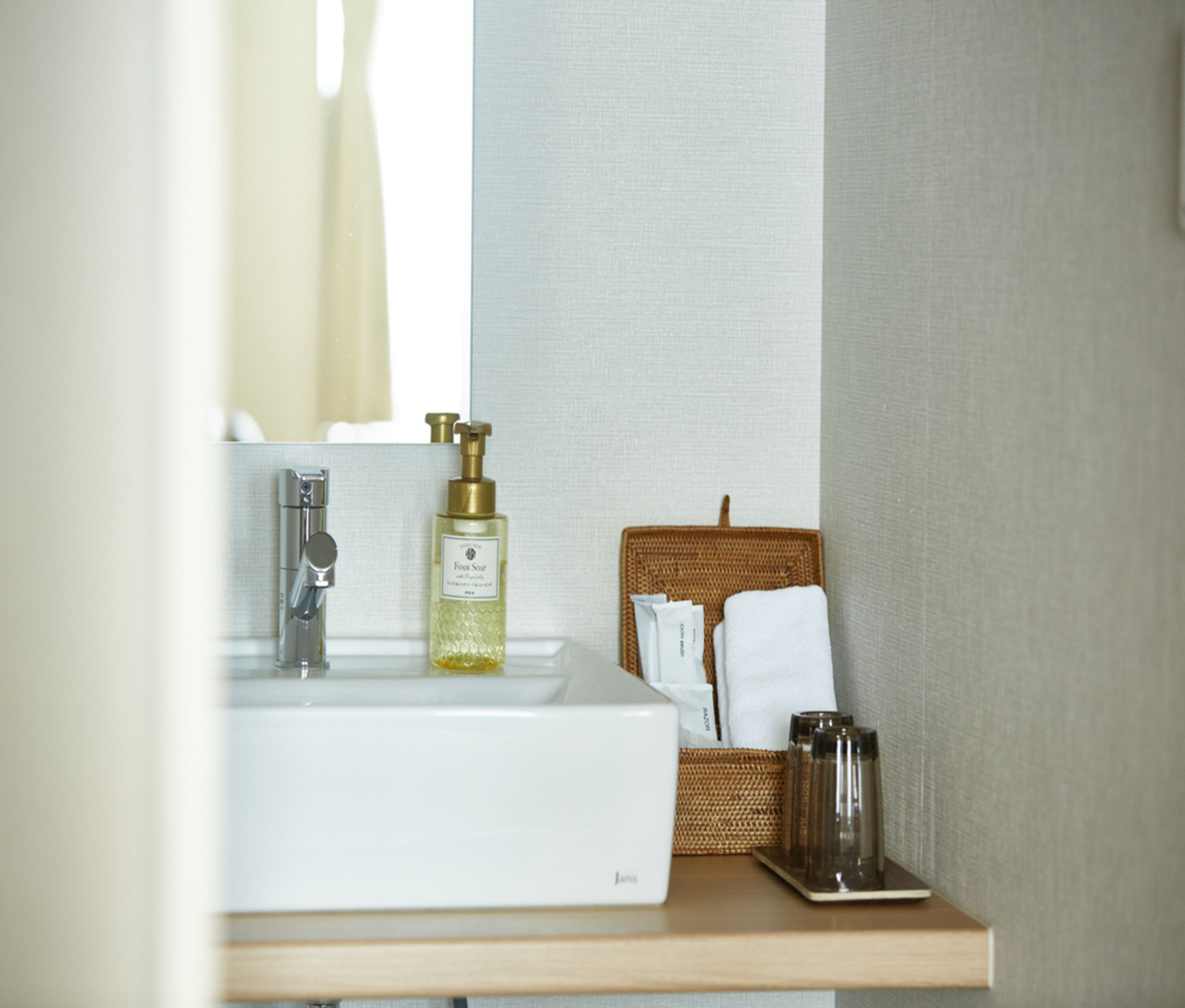 combined shower/bathtub, deep-soaking bathtub, free toiletries