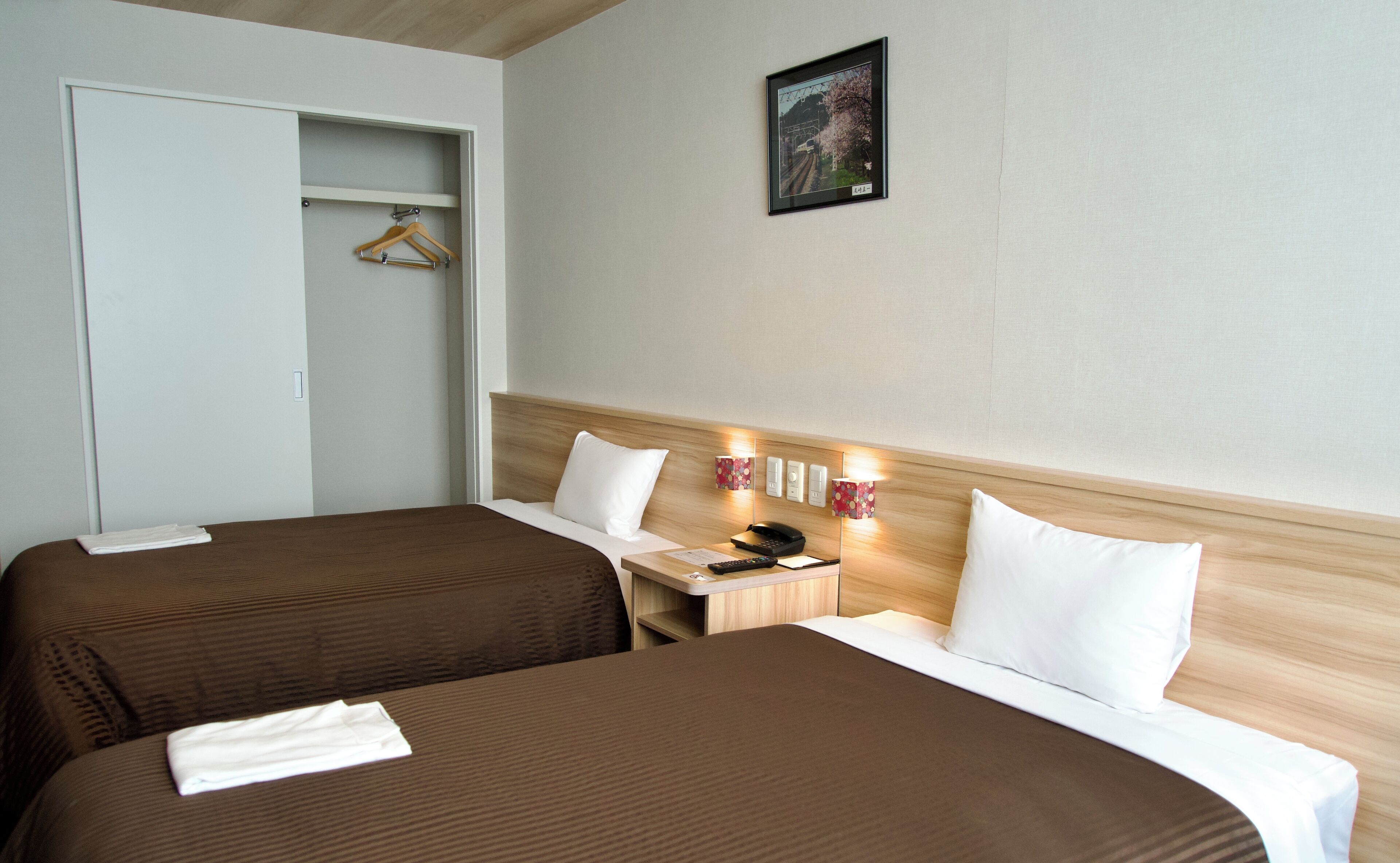 Kahden hengen perushuone (kaksi sänkyä), tupakointi kielletty | Työpöytä, pimennysverhot, ilmainen Wi-Fi, vuodevaatteet