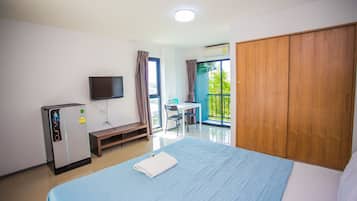 Escritorio, cortinas blackout, wifi gratis y ropa de cama