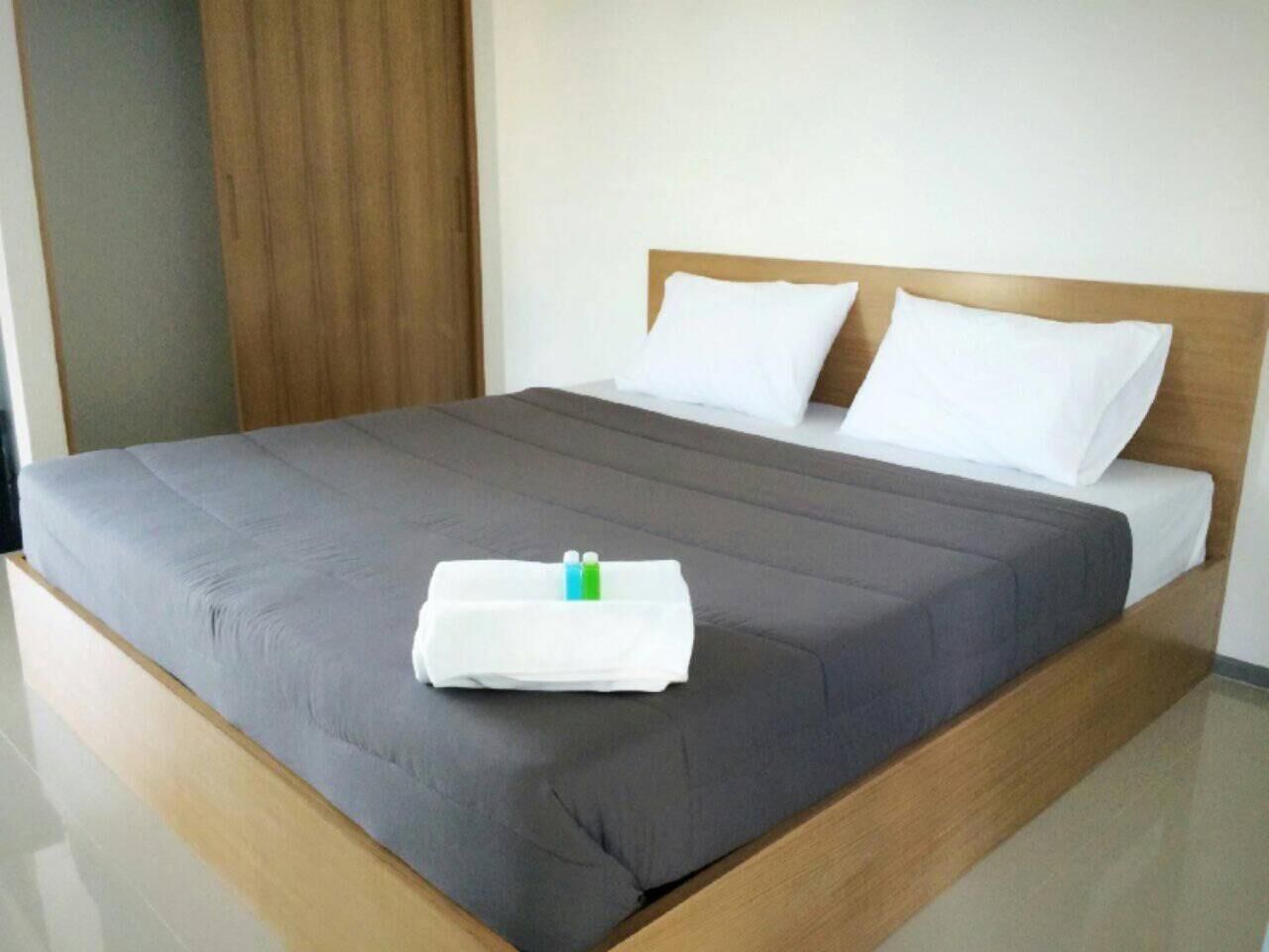 Desk, blackout curtains, free WiFi, bed sheets