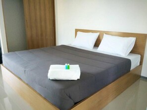 Desk, blackout curtains, free WiFi, bed sheets - Promsook Apartment (Chonburi)