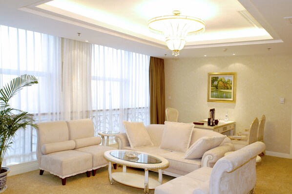 Deluxe-Suite | Wohnzimmer | LCD-Fernseher