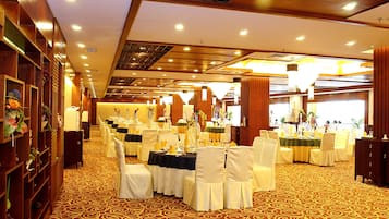 Breakfast, lunch and dinner served