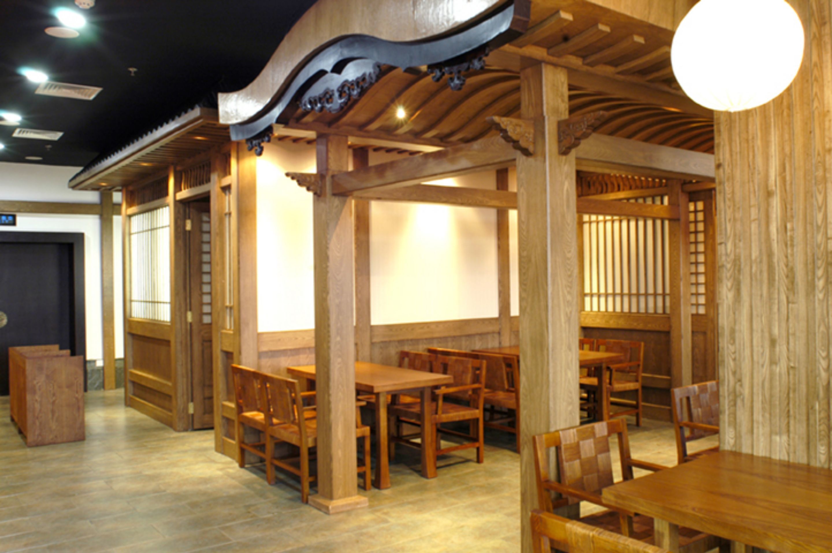 供應早餐、午餐及晚餐