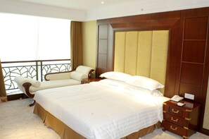 ห้องดีลักซ์สวีท | มินิบาร์, ตู้นิรภัยในห้องพัก, โต๊ะทำงาน, ผ้าม่านกันแสง