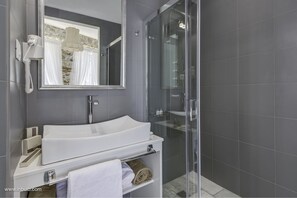 Premium bedding, memory-foam beds, free minibar, in-room safe - 1844 Suites Syros (Syros)