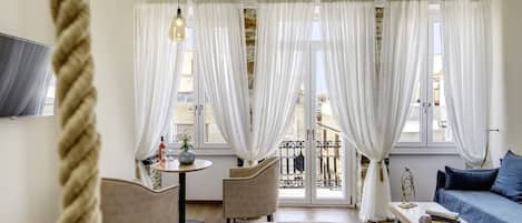 Suite Supérieure, vue partielle sur la mer | 1 chambre, literie de qualité supérieure, matelas mémoire de forme