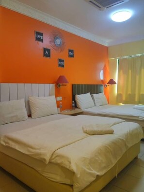 Desk, iron/ironing board, free WiFi - Pudu Inn Hotel (Kuala Lumpur)