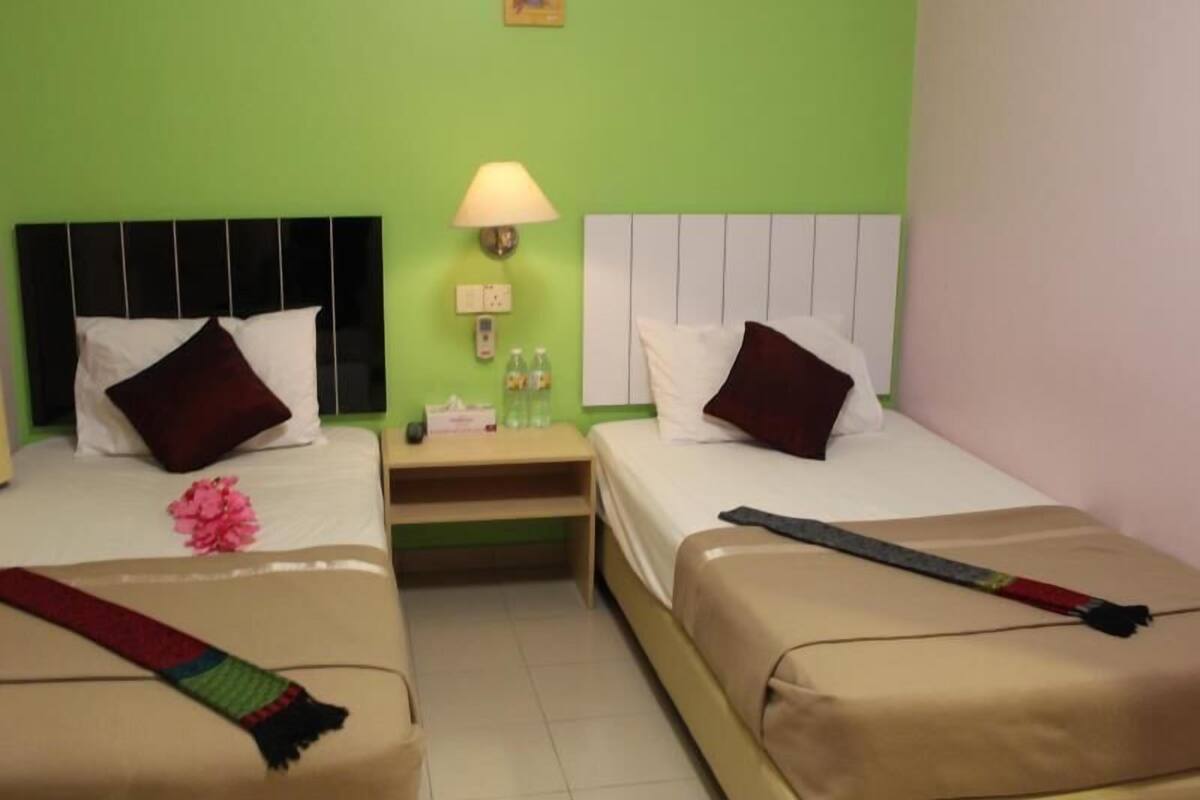Twin Room | Desk, iron/ironing board (on request), WiFi (free)