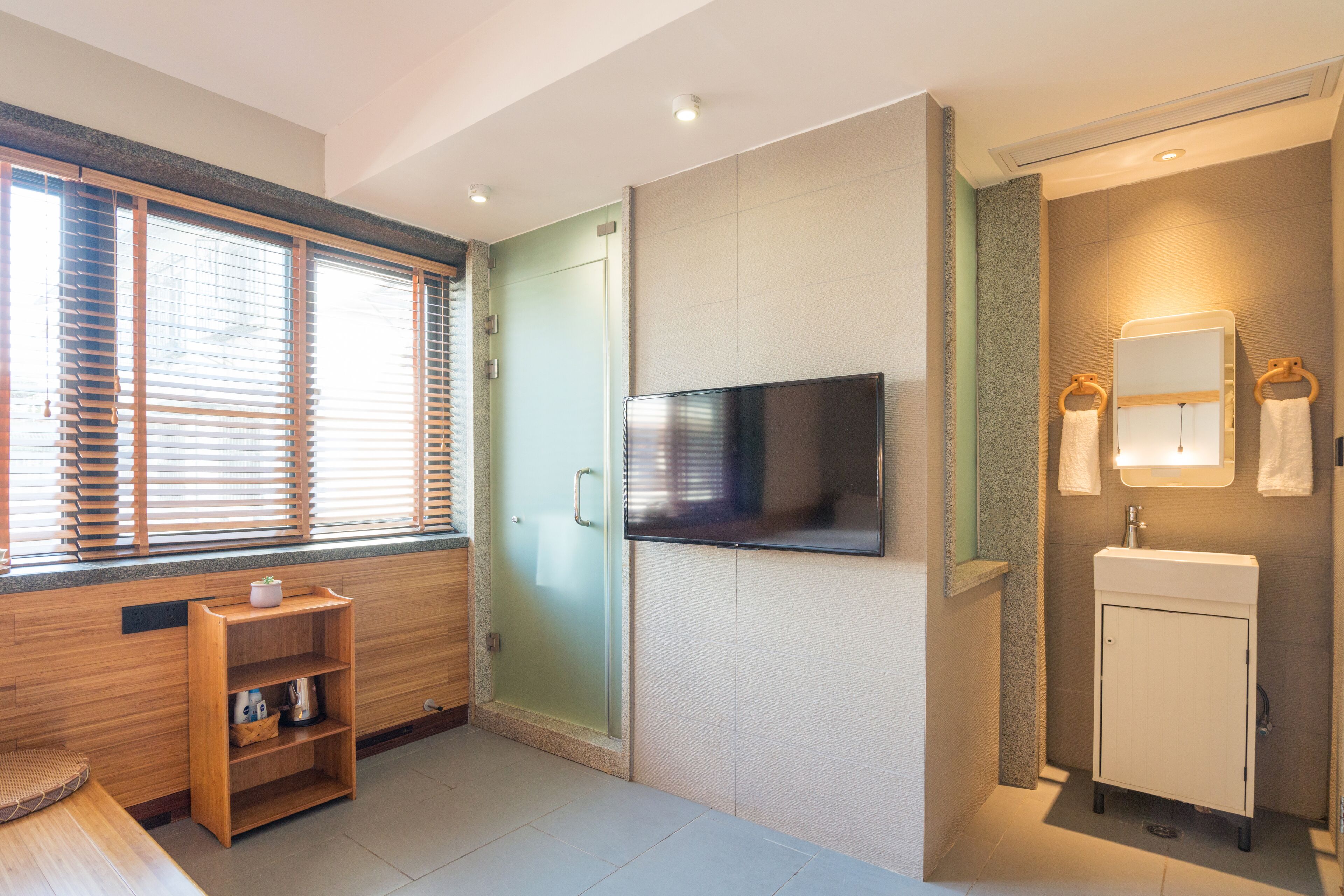 comfort twin room | television