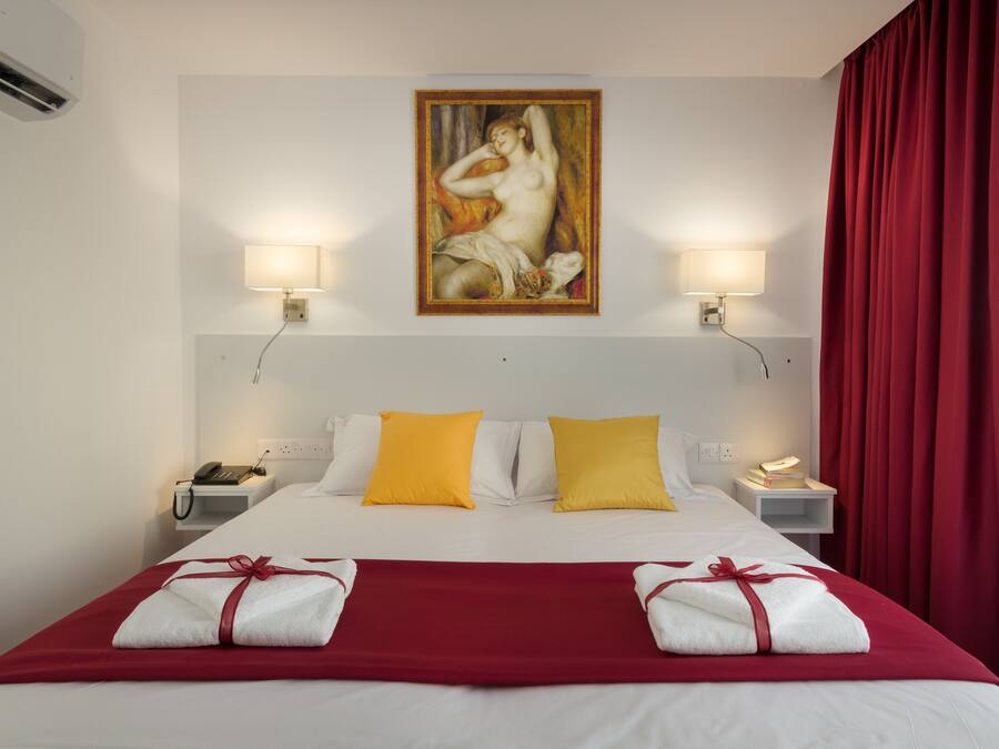 Egyptian cotton sheets, premium bedding, in-room safe