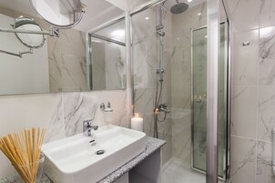 Shower, rainfall showerhead, free toiletries, hair dryer