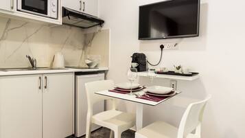 Studio, Balcony | Private kitchenette | Fridge, microwave, stovetop, espresso maker