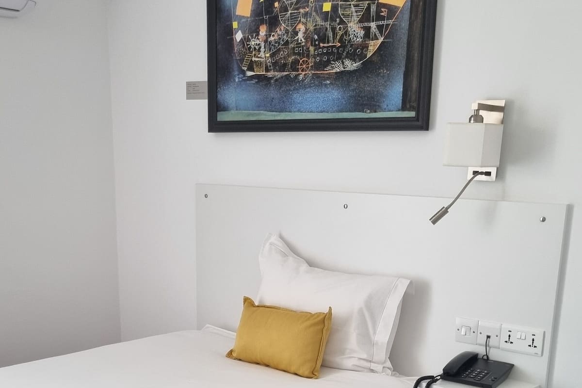 Phòng đơn tiện nghi đơn giản, ban công | Bộ trải giường bằng vải cotton Ai Cập, bộ đồ giường cao cấp 