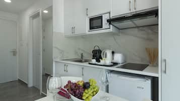 Grand Studio, Balcony | Private kitchenette | Fridge, microwave, stovetop, espresso maker