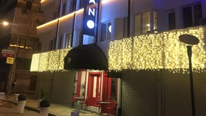 Un hotel con un letrero que dice 'Piano Hotel'.
