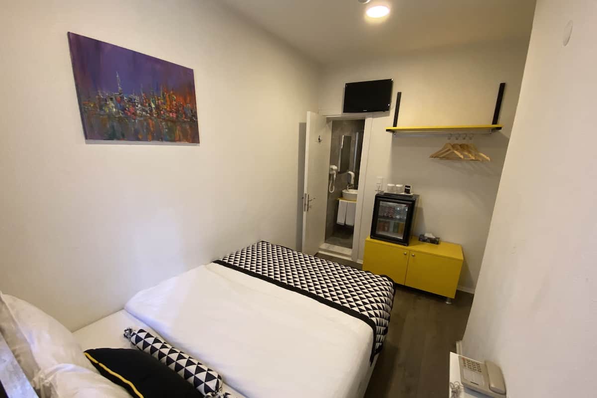 Standard Double Room, 1 Double Bed | Minibar, in-room safe, blackout drapes, soundproofing
