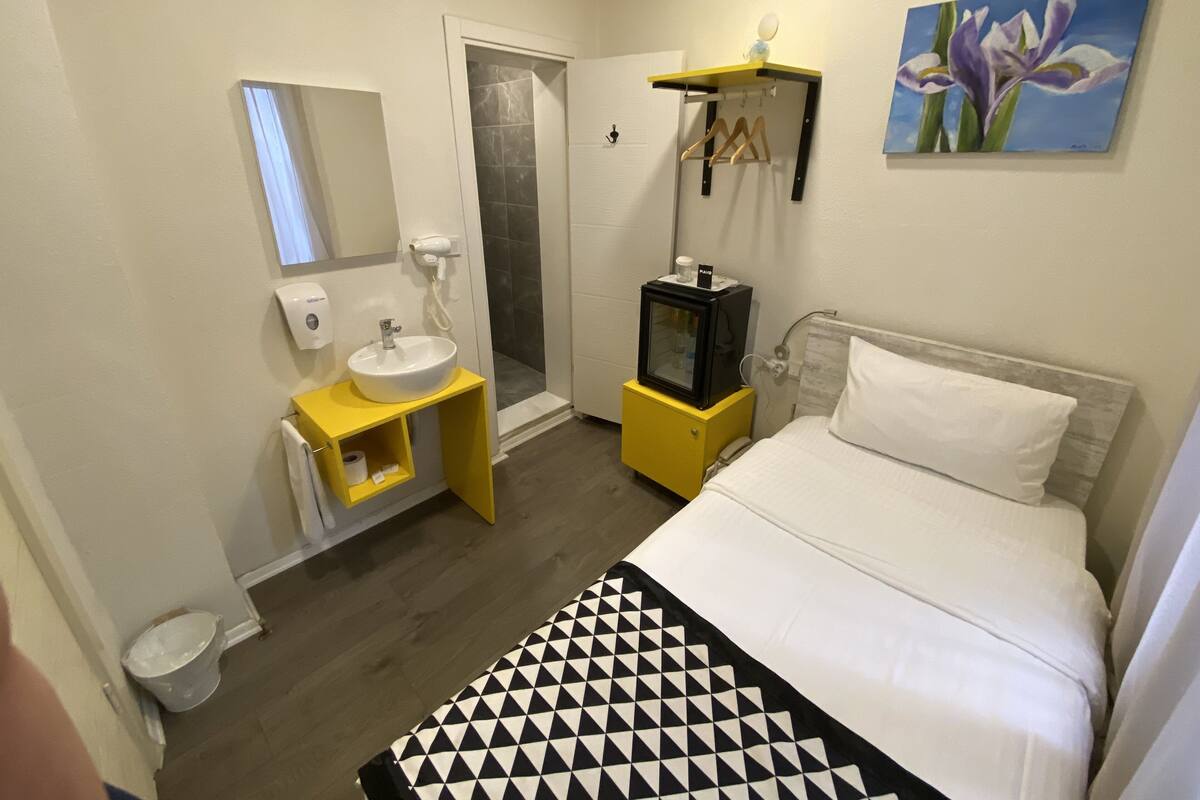 Economy Single Room | Minibar, in-room safe, blackout drapes, soundproofing