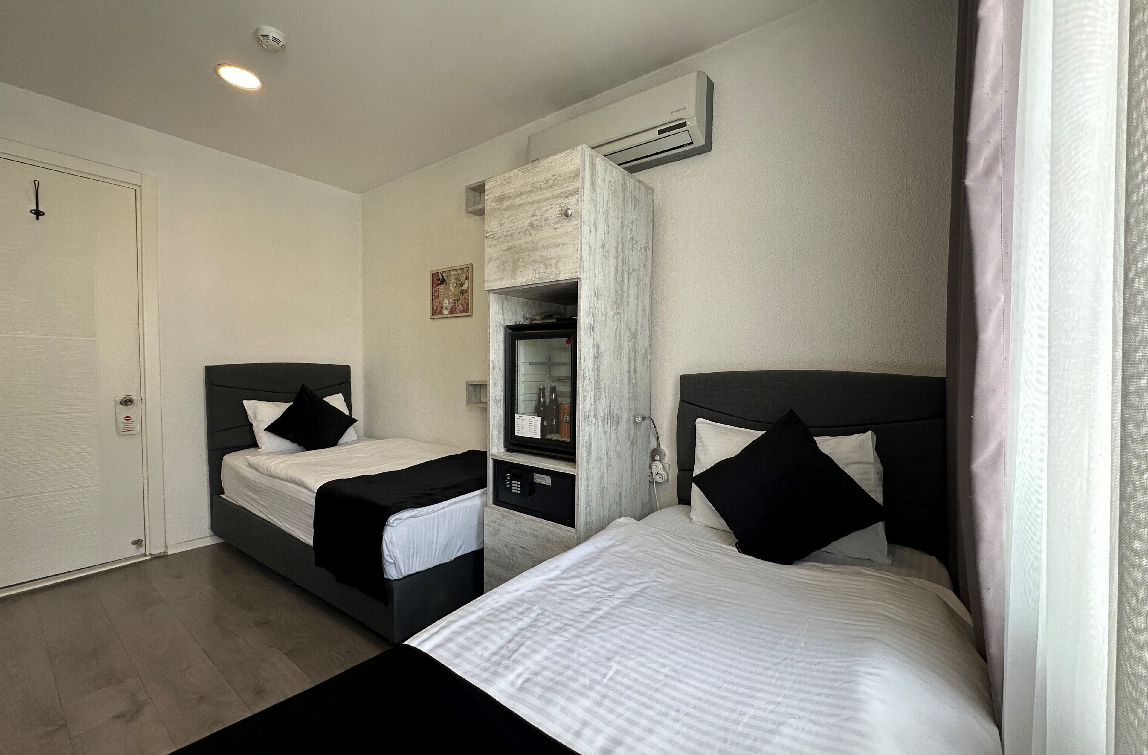 Twin kamer, 2 eenpersoonsbedden | Een minibar, een kluis op de kamer, verduisterende gordijnen