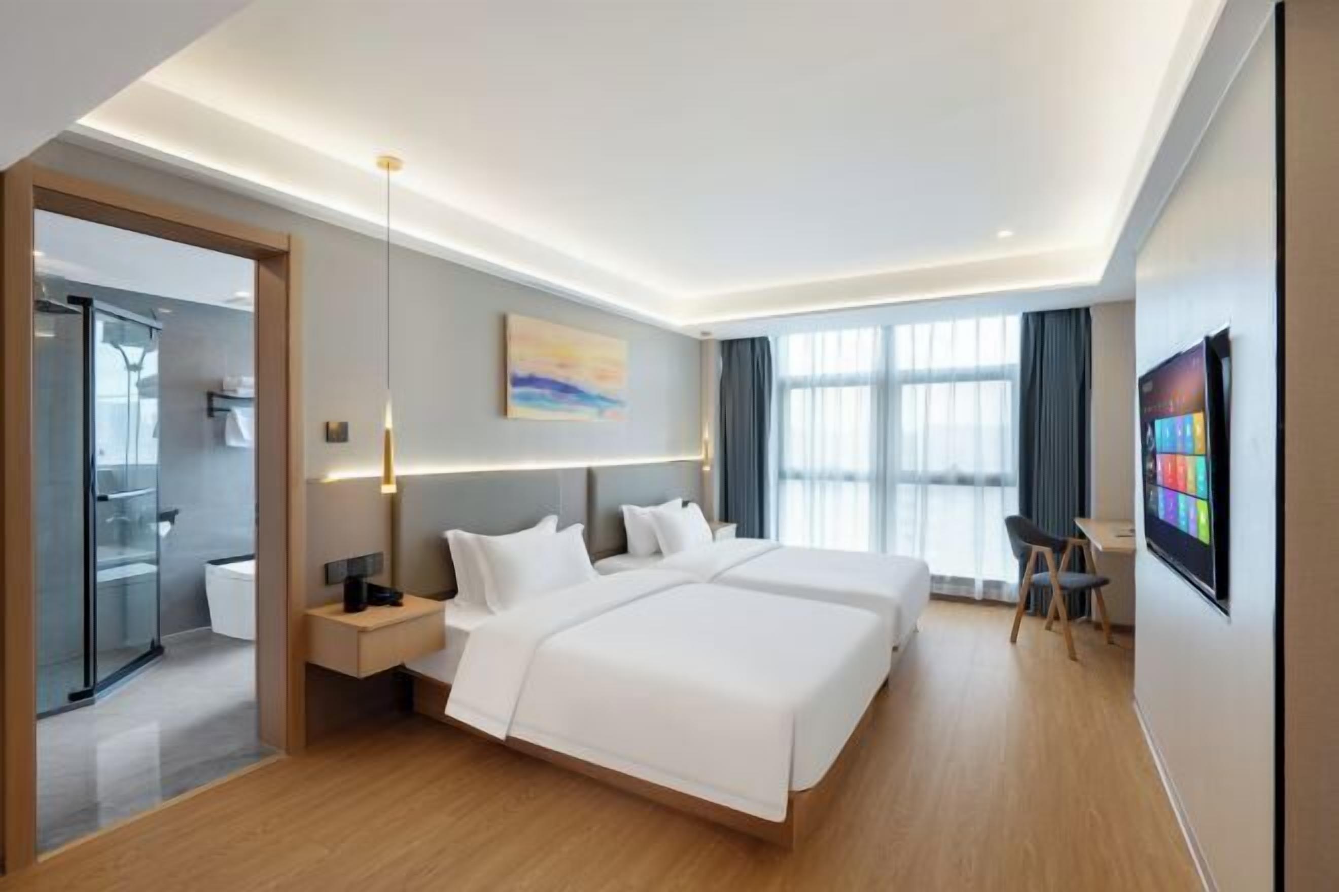 Minibar, Zimmersafe, Schreibtisch, Verdunkelungsvorhänge