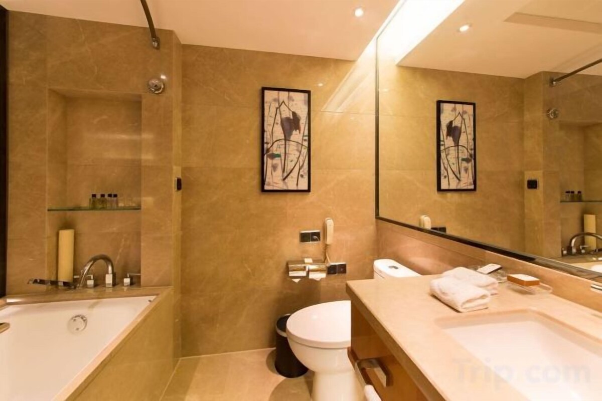 Bathroom | Separate tub and shower, free toiletries, hair dryer, bathrobes