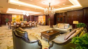 A spacious lobby with a chandelier, a dining area, and a sofa set. - R-Sun International Hotel Wuxi (Wuxi)