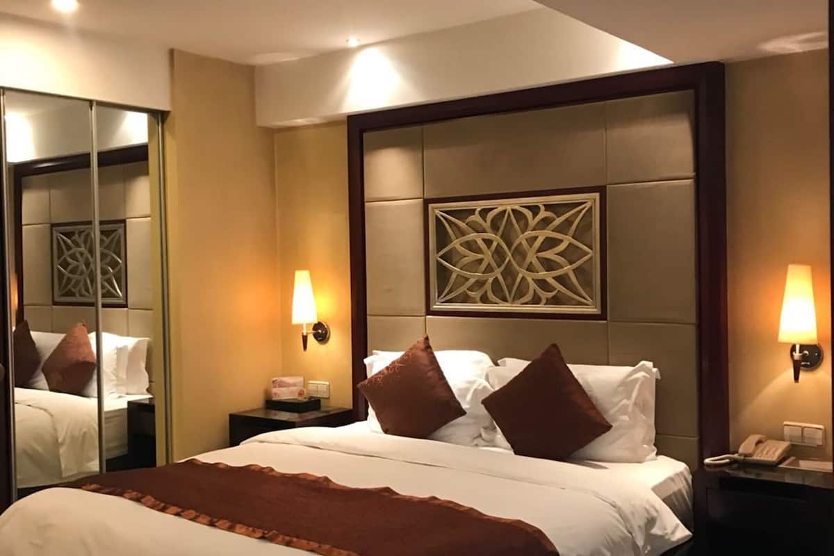 minibar, in-room safe, desk, blackout curtains