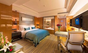 Minibar, Zimmersafe, Schreibtisch, Verdunkelungsvorhänge