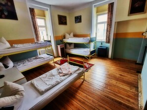 Family Room (for 6 people) | Individually decorated, individually furnished, free WiFi, bed sheets - Hummel Hostel (Weimar)