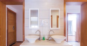 Free toiletries, hair dryer, slippers, towels - Yangshuo Travelling With Hostel (Guilin)