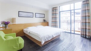 Rom – design, 1 queensize-seng | Skrivebord, blendingsgardiner og lydisolert