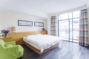 Design Room  | Desk, blackout curtains, soundproofing - Yangshuo Travelling With Hostel (Guilin)