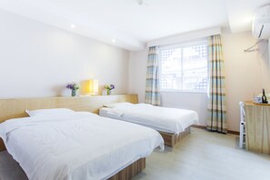 简约设计双床房 | 办公桌、遮光窗帘、隔音