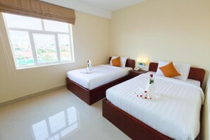 客房内保险箱、办公桌、笔记本电脑工作区、遮光窗帘