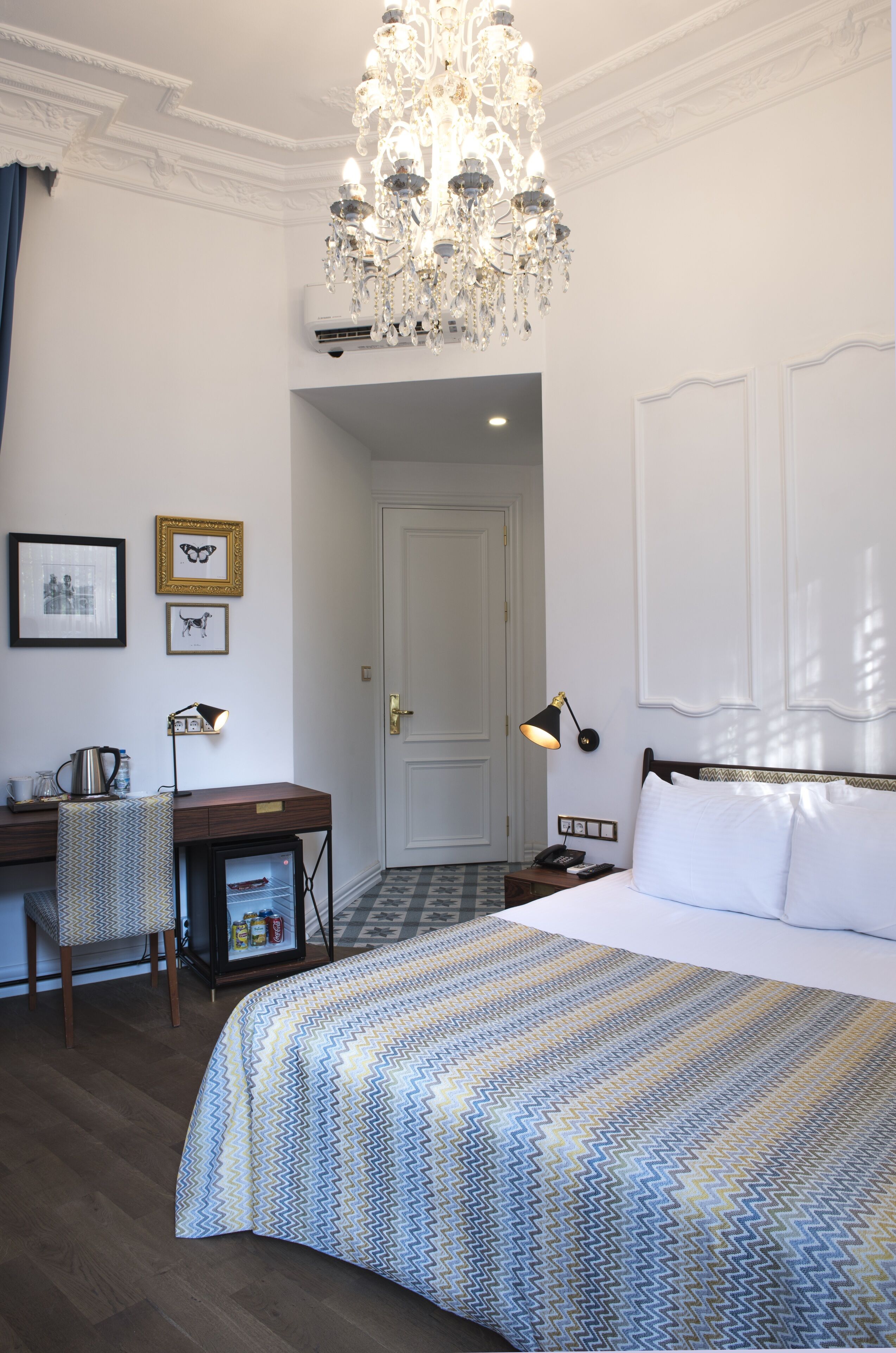 deluxe single room | minibar, in-room safe, desk, laptop workspace