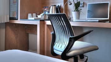 Minibar, caja de seguridad en la habitación y escritorio